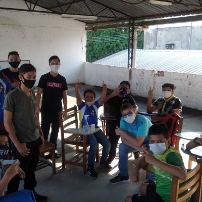 Classe de estudo bíblico de meninos. Novos estão sendo evangelizados para o batismo da primavera
