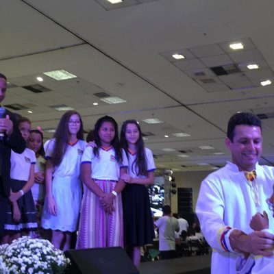 Momento do batismo no Evangelismo Kids