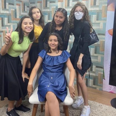o mesmo grupo de crinaças agora adolescentes. Continuam dando estudos biblicos por meio de dupla missionária teen. Foto de 2021